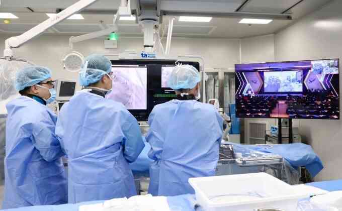 Trình diễn can thiệp bệnh tim bẩm sinh tại hội nghị quốc tế