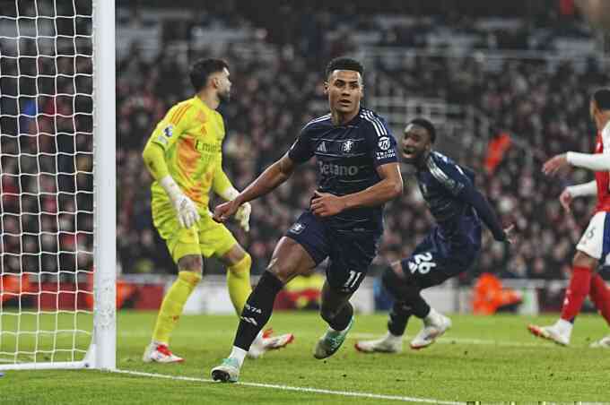 Arsenal rơi chiến thắng dù dẫn hai bàn