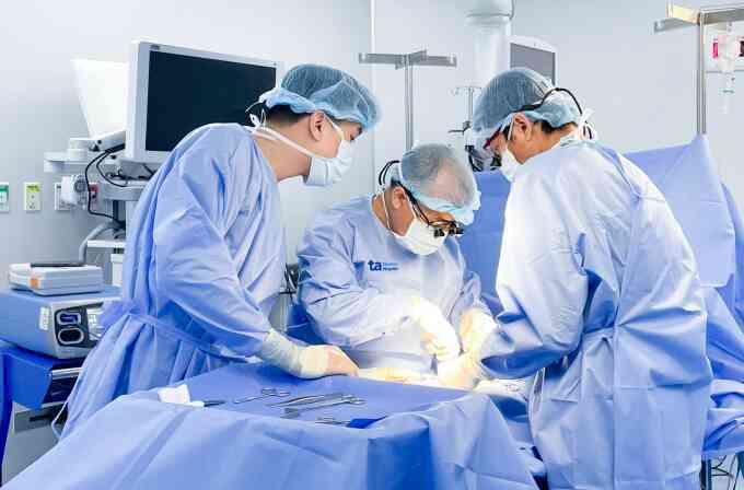 Bé sơ sinh bị tắc ruột, viêm màng não mủ