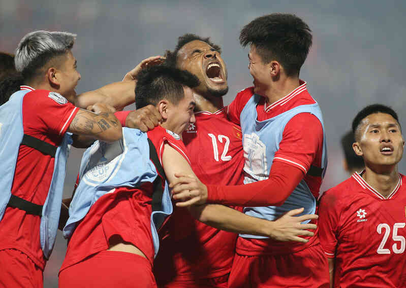 CĐV Việt Trì ăn mừng xuyên đêm sau trận thắng Thái Lan