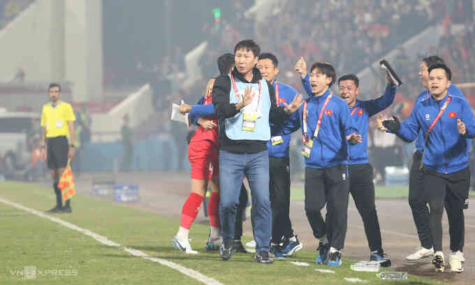 HLV Kim Sang-sik họp báo sau khi thắng Thái Lan