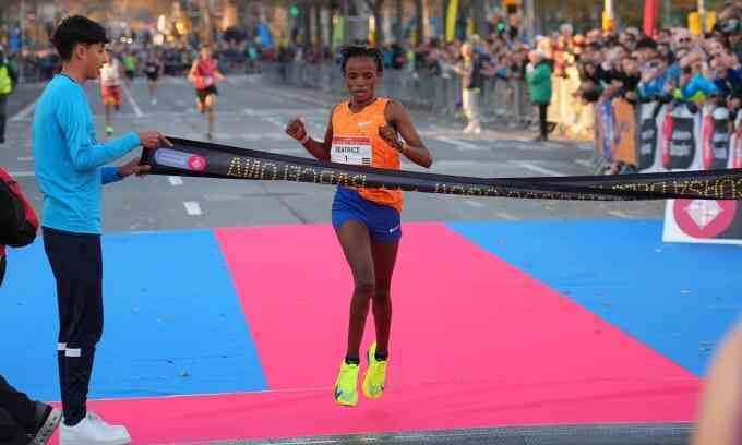 Phụ nữ đầu tiên chạy 5km sub14