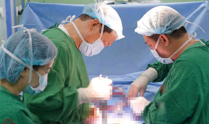 Thoát cảnh liệt người sau tai nạn lật xe