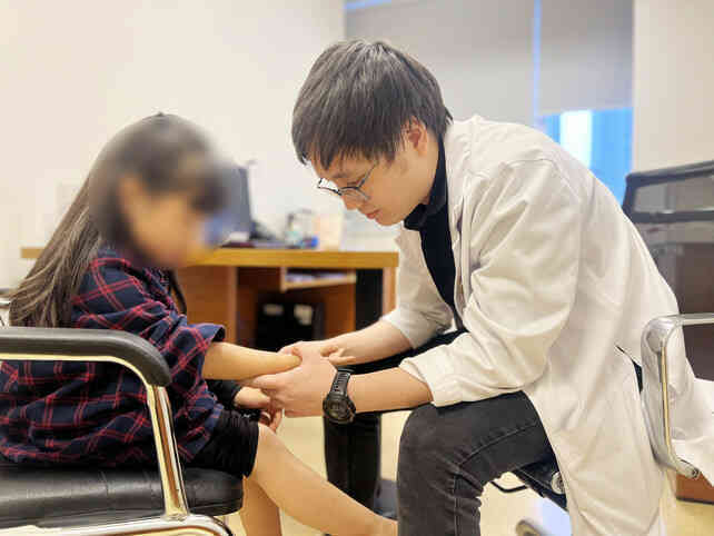 Trẻ không thể ngồi xổm có phải dấu hiệu bất thường xương khớp?