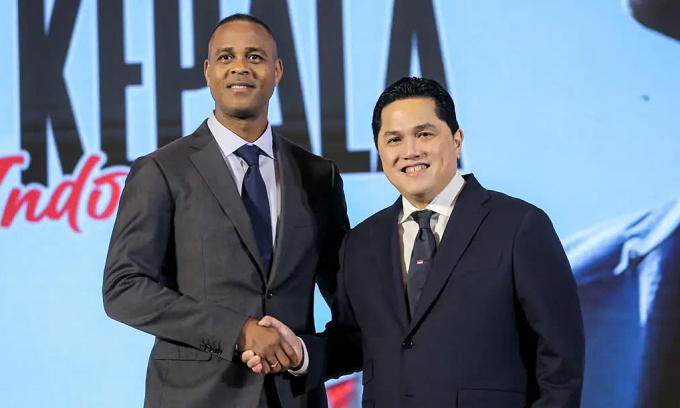 CĐV Indonesia đòi sa thải HLV Kluivert