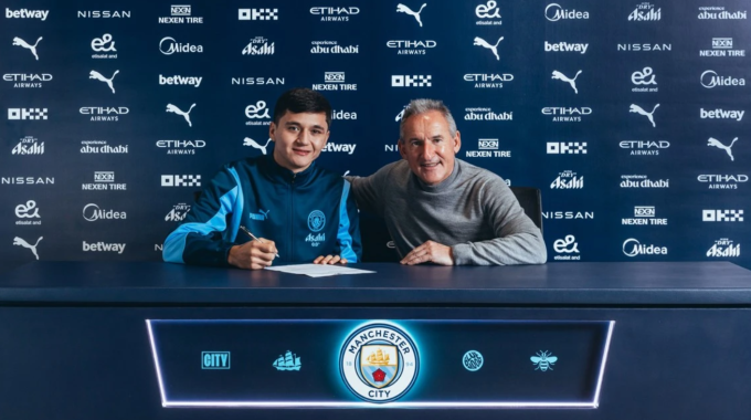 Man City công bố tân binh đầu tiên