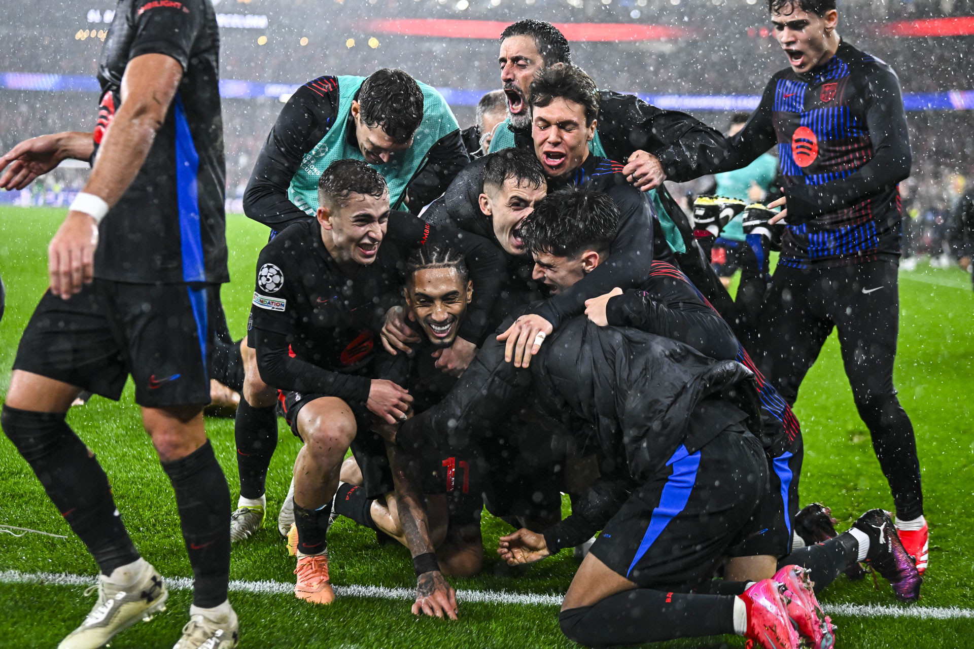 Barca thắng điên rồ, giành vé vòng 1/8 Cúp C1: Điệu samba Raphinha