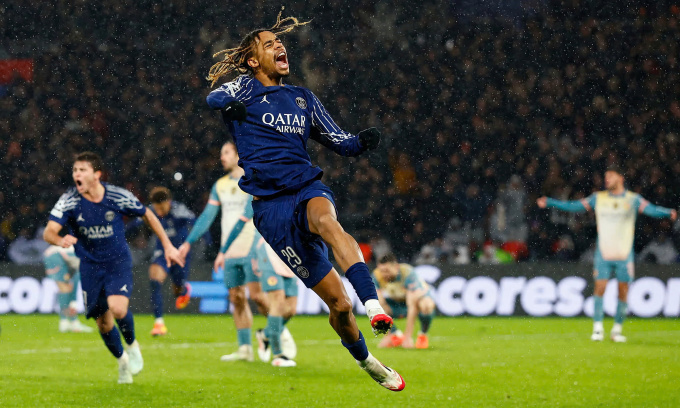Thua ngược PSG, Man City rơi xuống nhóm bị loại Champions League