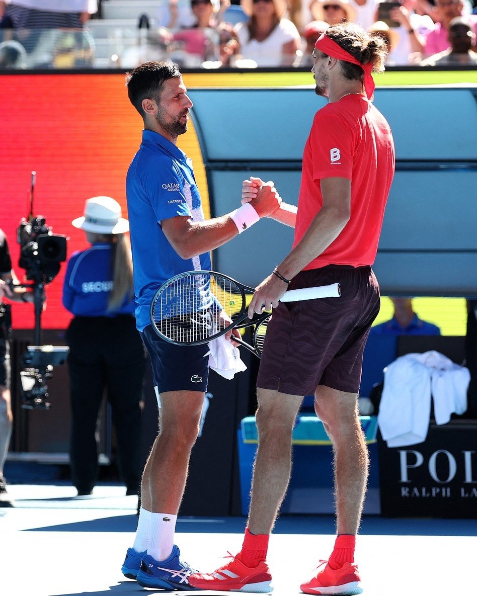 Djokovic bỏ cuộc, Zverev lấy vé chung kết Australian Open