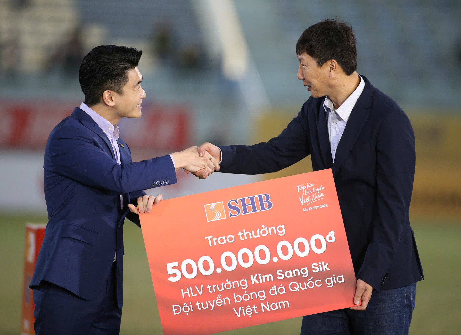 HLV Kim Sang Sik được bầu Hiển 