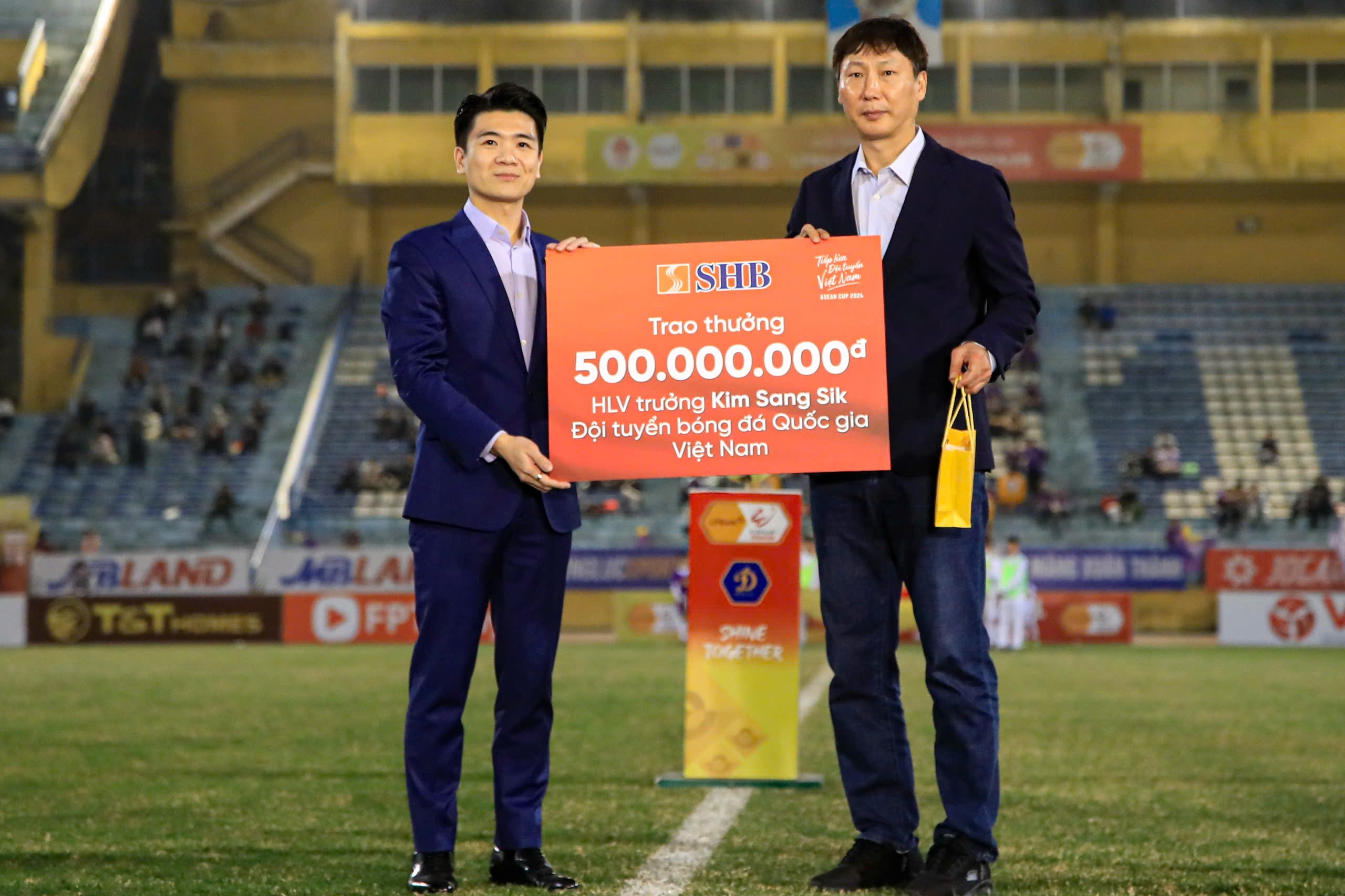 HLV Kim Sang Sik nhận thưởng lớn sau chức vô địch AFF Cup 2024