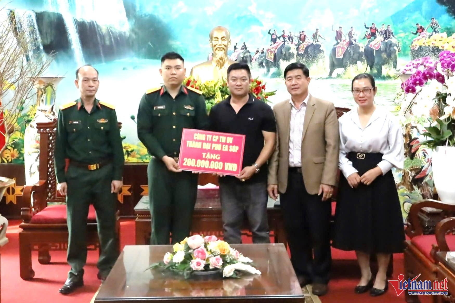 Phó Chủ tịch tỉnh Đắk Lắk trao 200 triệu đồng cho trung úy bị bệnh hiểm nghèo