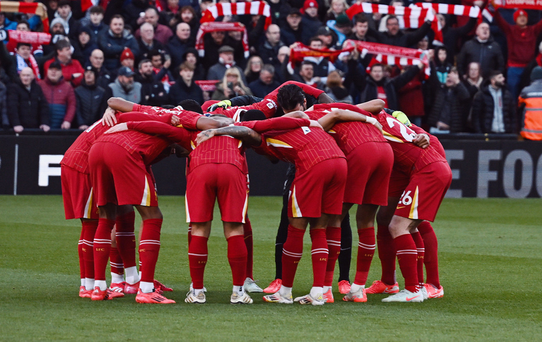 Đè bẹp Ipswich, Liverpool vững ngôi đầu