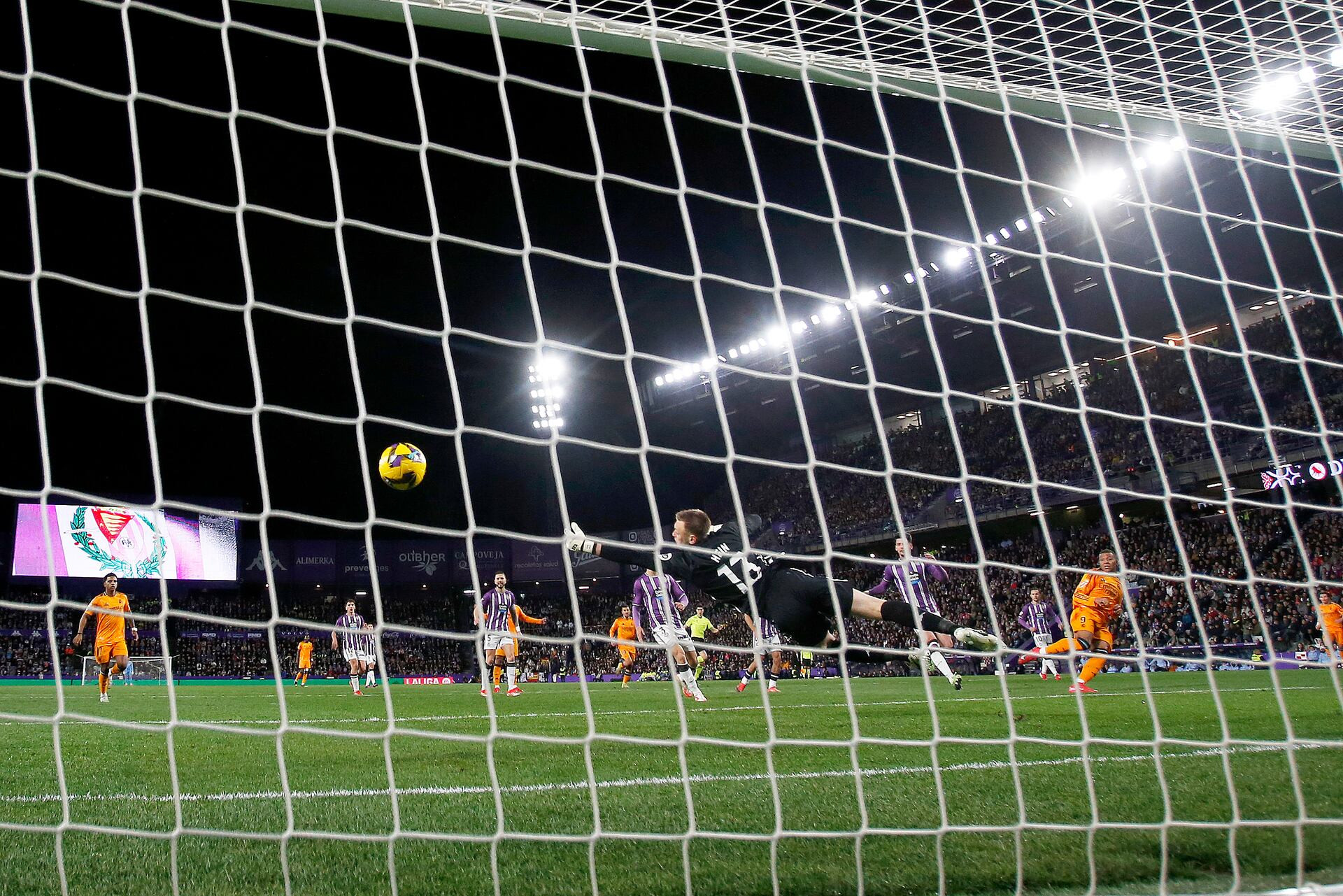 Real Madrid bay cao ở La Liga: Thiên thần Mbappe