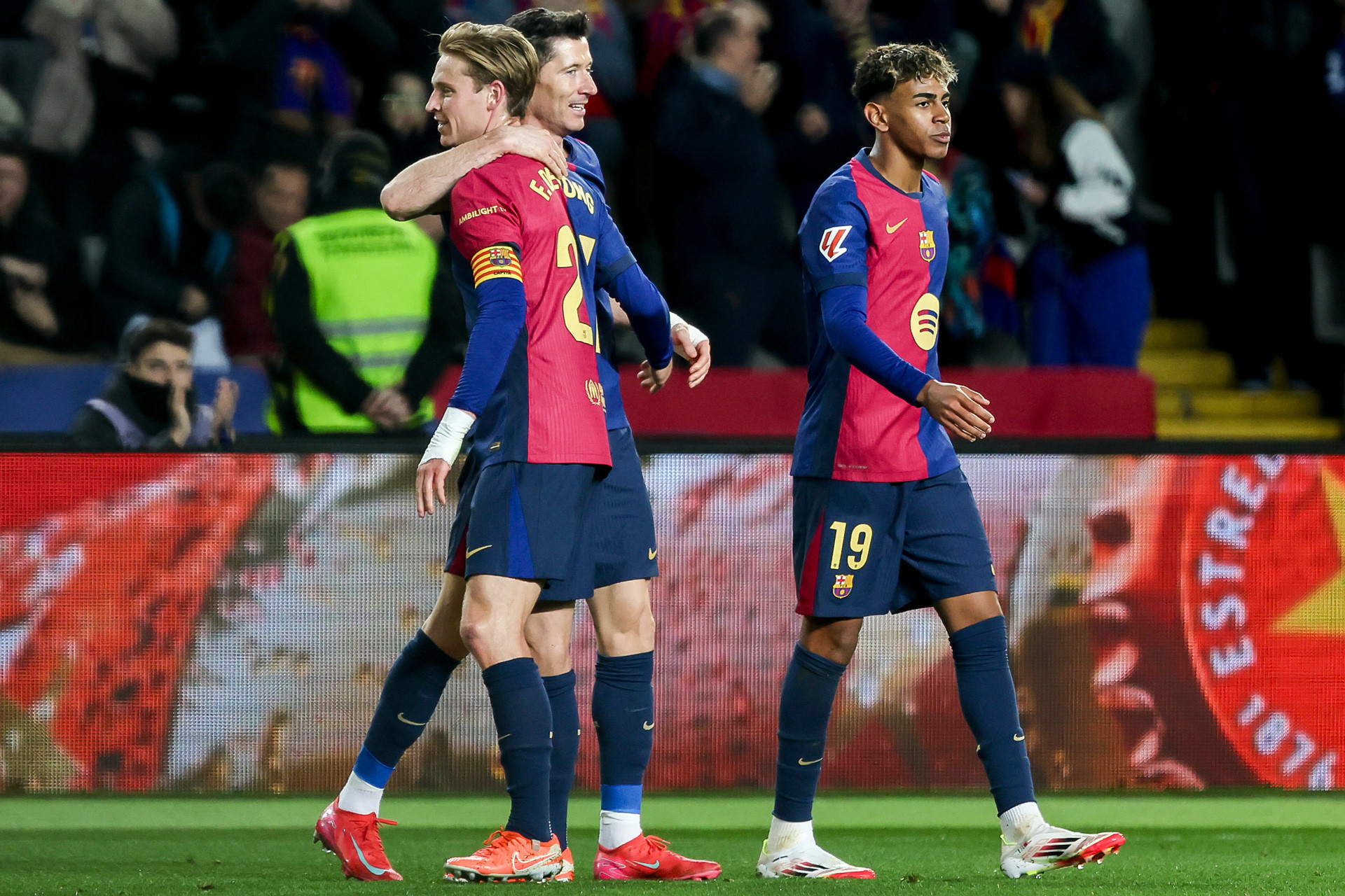 Barca thắng kỷ lục, Hansi Flick nói rõ không hài lòng