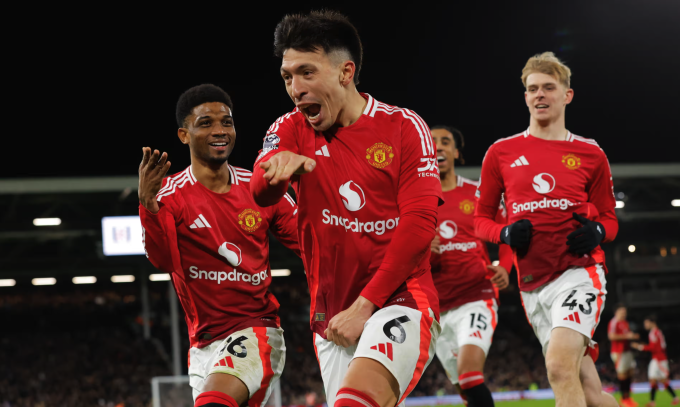 Man Utd thắng nhờ cú sút đập chân của hậu vệ