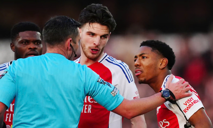 Ngoại hạng Anh bảo vệ trọng tài phạt thẻ đỏ Arsenal