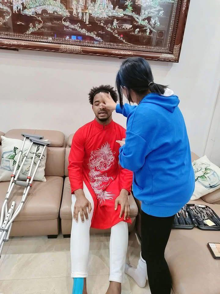 Xuân Son mặc áo dài, Đình Triệu trông nồi bánh chưng ngày Tết