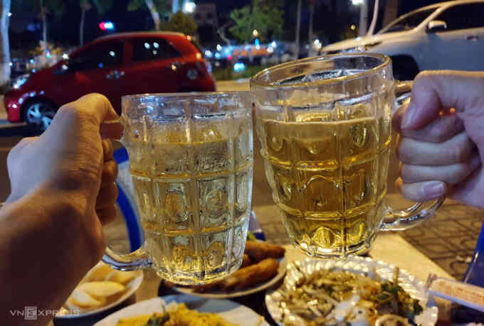Uống bia nhanh hết nồng độ cồn hơn?