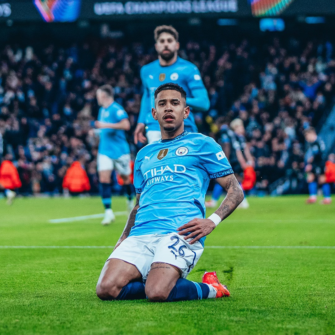 Man City ngược dòng vào vòng play-off Champions League
