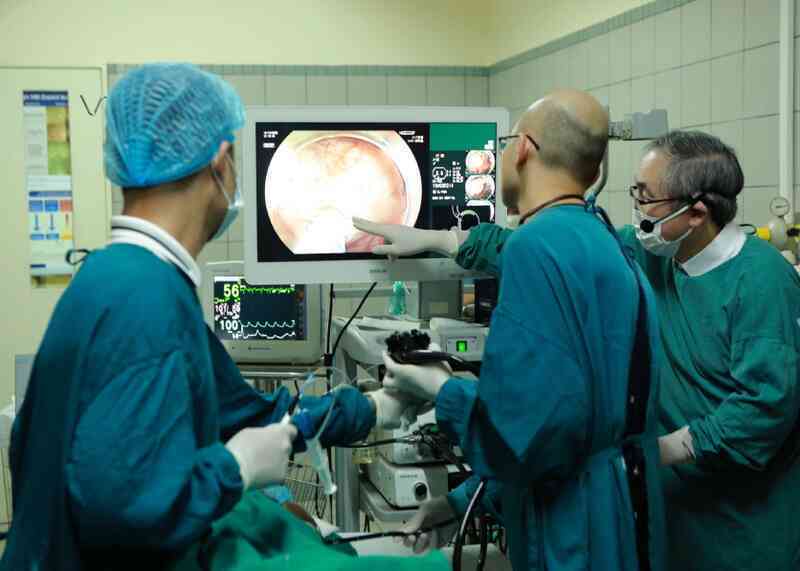 Bác sĩ ‘hớt bỏ’ tế bào ung thư đường tiêu hóa từ rất sớm