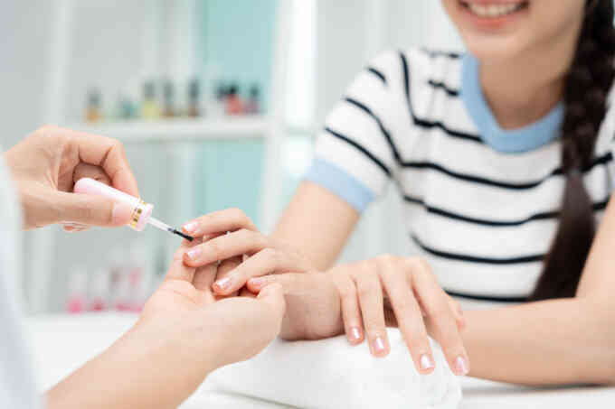 Người chăm sóc nail nên tiêm vaccine gì để phòng viêm phổi?