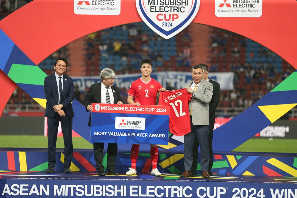 Xuân Son đoạt 2 giải thưởng, Đình Triệu xuất sắc nhất ASEAN Cup 2204