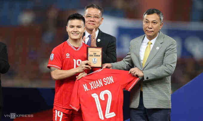 Xuân Son giành giải Cầu thủ hay nhất và Vua phá lưới