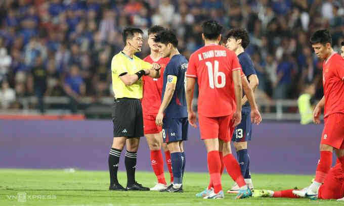 CĐV Thái Lan bất đồng về 