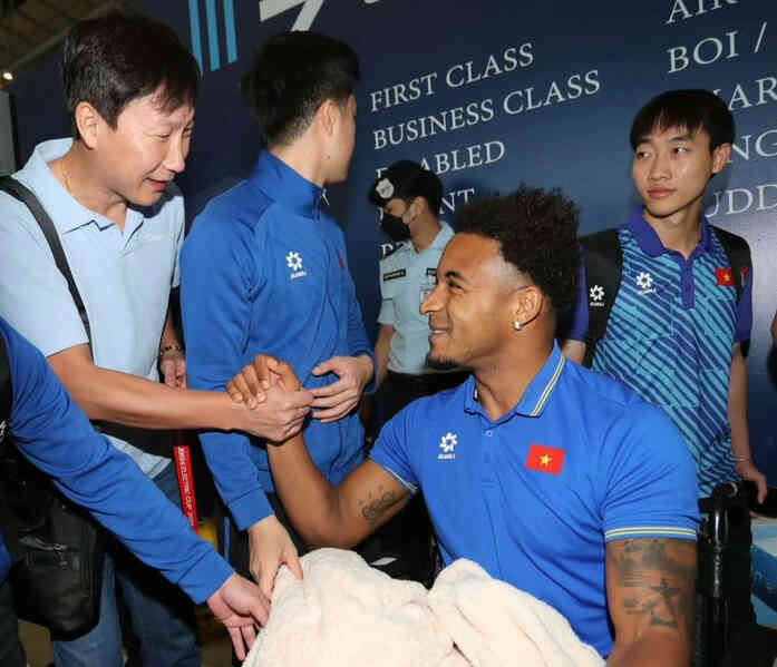 Xuân Son bật khóc khi được HLV Kim Sang Sik đeo HCV, đồng đội trao cúp vô địch