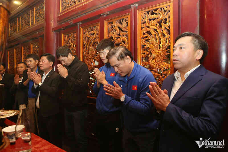 Thầy trò HLV Kim Sang Sik dâng hương báo công Vua Hùng