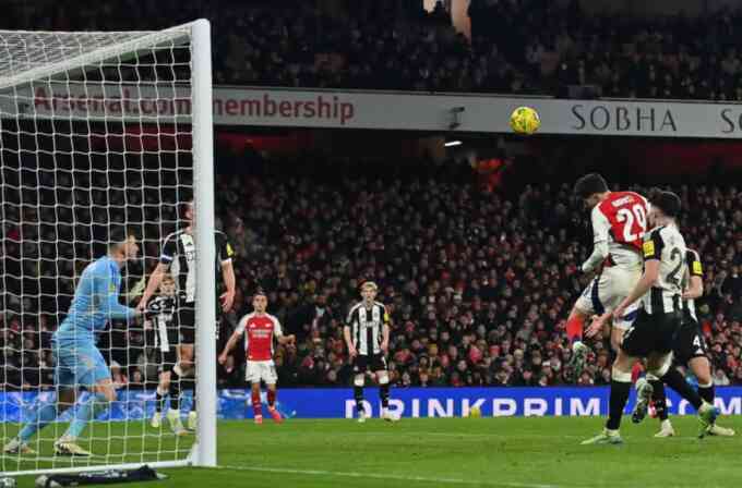 Arsenal lâm nguy ở bán kết Cup Liên đoàn