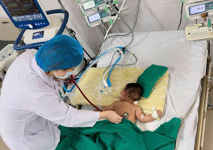 Em bé suýt chết do biến chứng suy hô hấp từ sởi