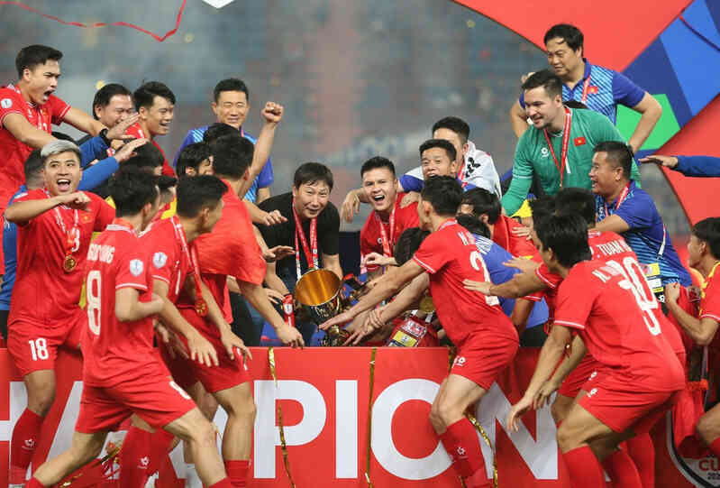 HLV Kim Sang Sik mở họp báo nói bị gọi ‘kẻ ngốc’, biết ơn thầy Park
