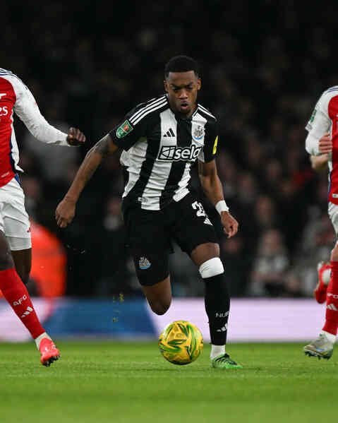 Newcastle đánh bại Arsenal ở bán kết lượt đi cúp Liên đoàn Anh