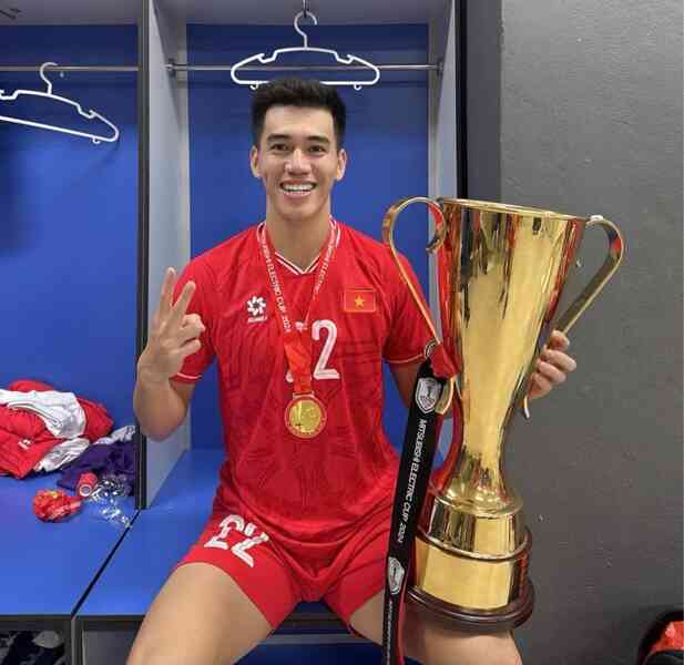 Tiến Linh bị trao huy chương 