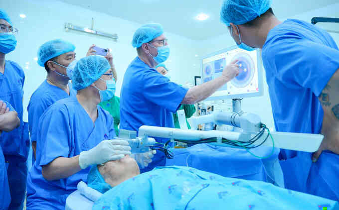 Giảm rủi ro nhờ mổ đục thủy tinh thể không dùng dao