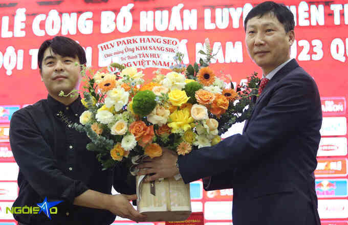 HLV Kim Sang-sik đến với bóng đá Việt Nam thế nào?