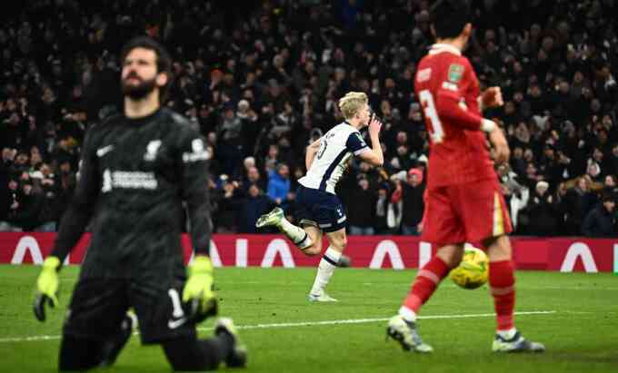 Tottenham hạ Liverpool giữa tranh cãi về trọng tài