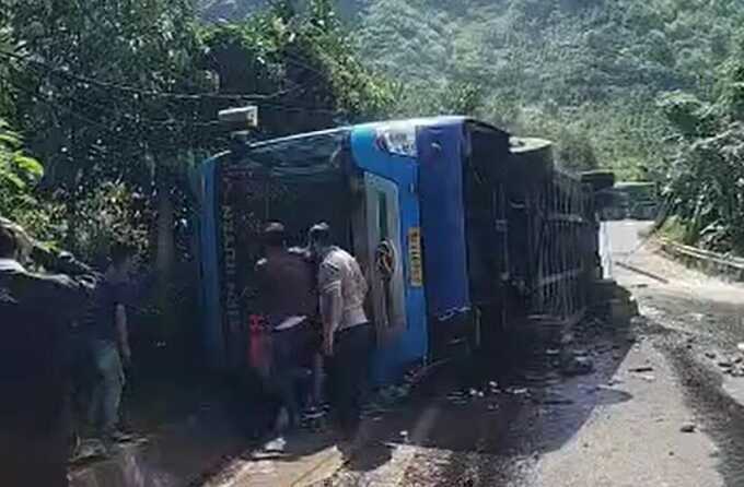 Lật xe khách, hai người chết