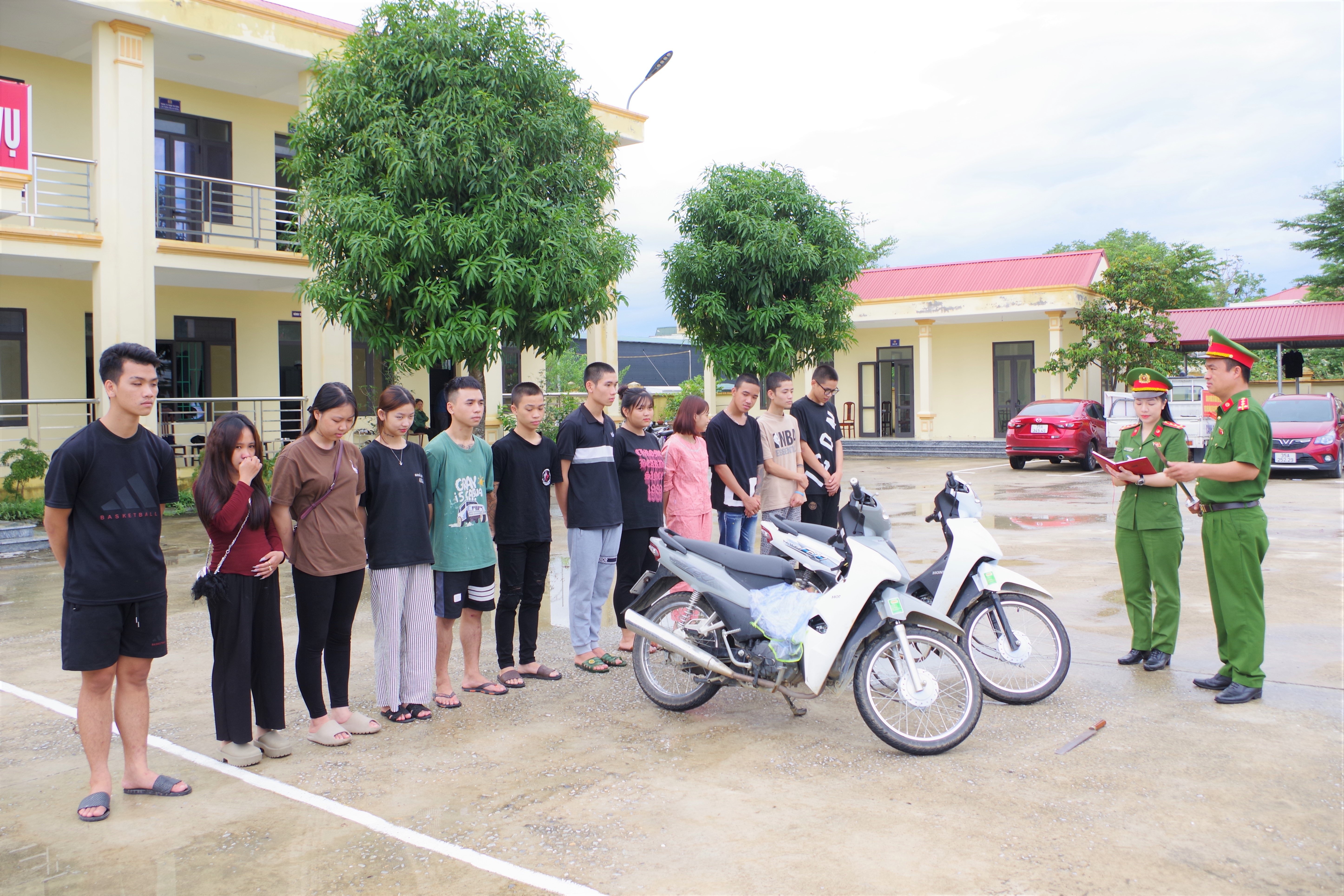 Nhóm thanh thiếu niên đi xe máy cầm phóng lợn quay video khoe chiến tích