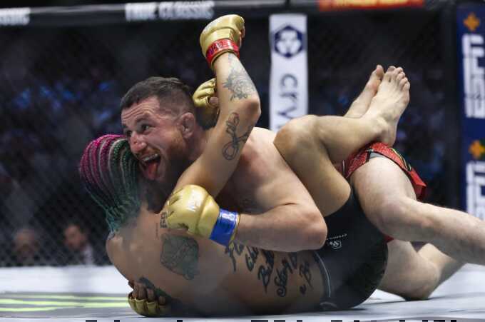 Võ sĩ UFC lập kỷ lục bảo vệ đai vô địch 4 lần trong 1 năm