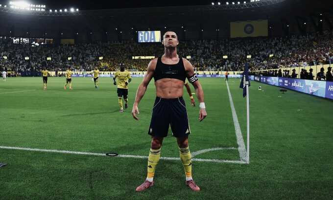 Ronaldo trượt phạt đền, ghi siêu phẩm cùng một trận đấu