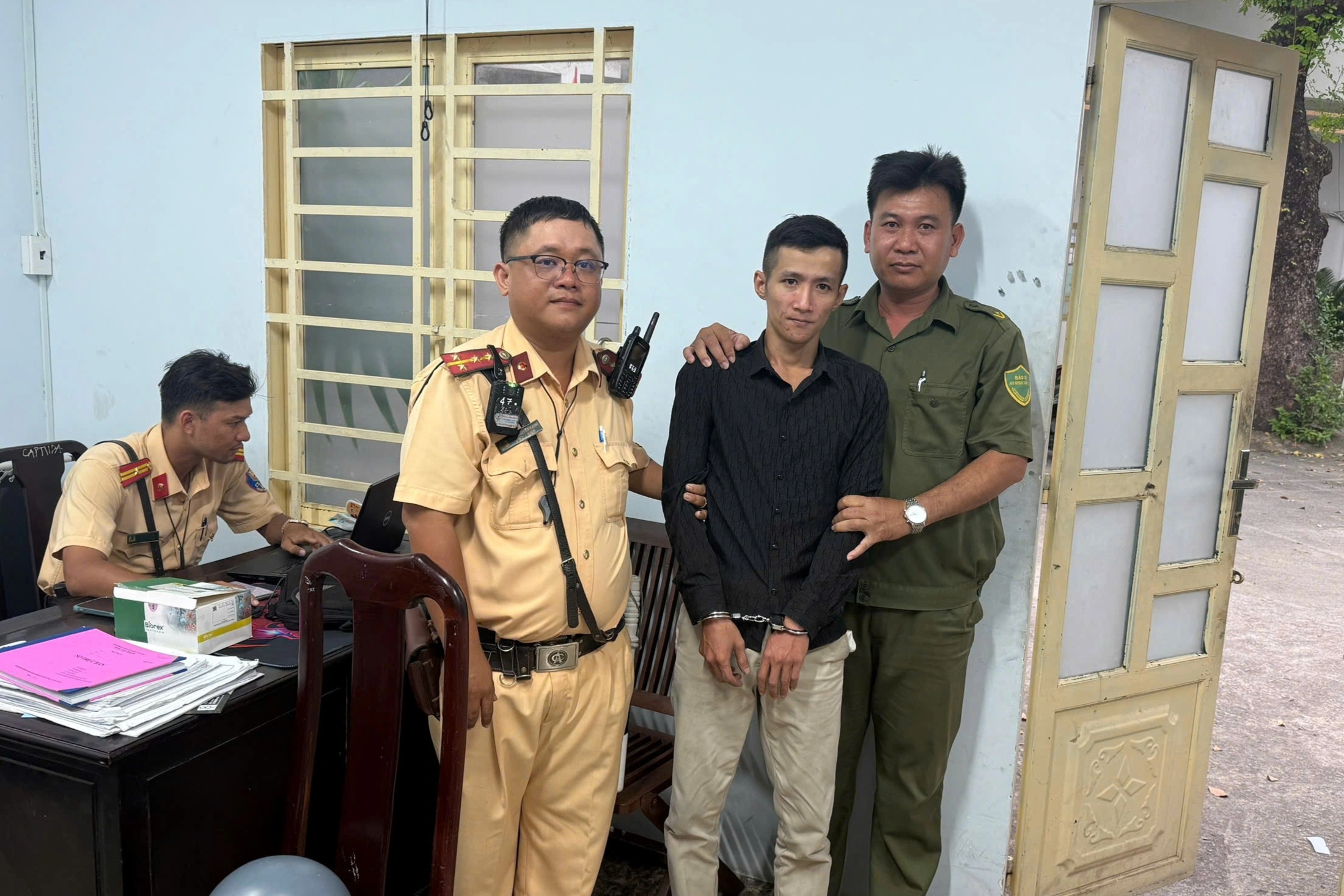 Thanh niên tàng trữ ma túy, dương tính với chất cấm khi lái xe ở TPHCM