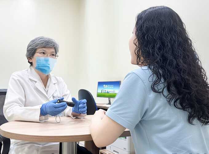 Bỏng da đầu khi uốn tóc