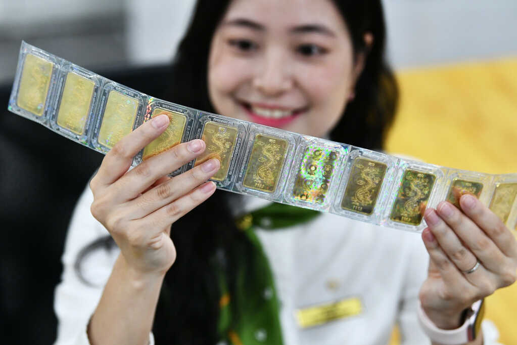 Giá vàng hôm nay 4/10/2025 tụt giảm, vàng miếng SJC mất mốc 138 triệu đồng/lượng