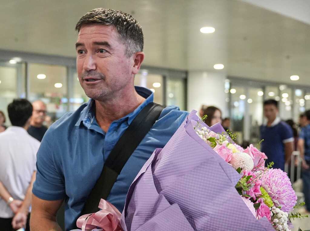 HLV Harry Kewell tuyên bố đanh thép ngay sau khi đặt chân tới Việt Nam