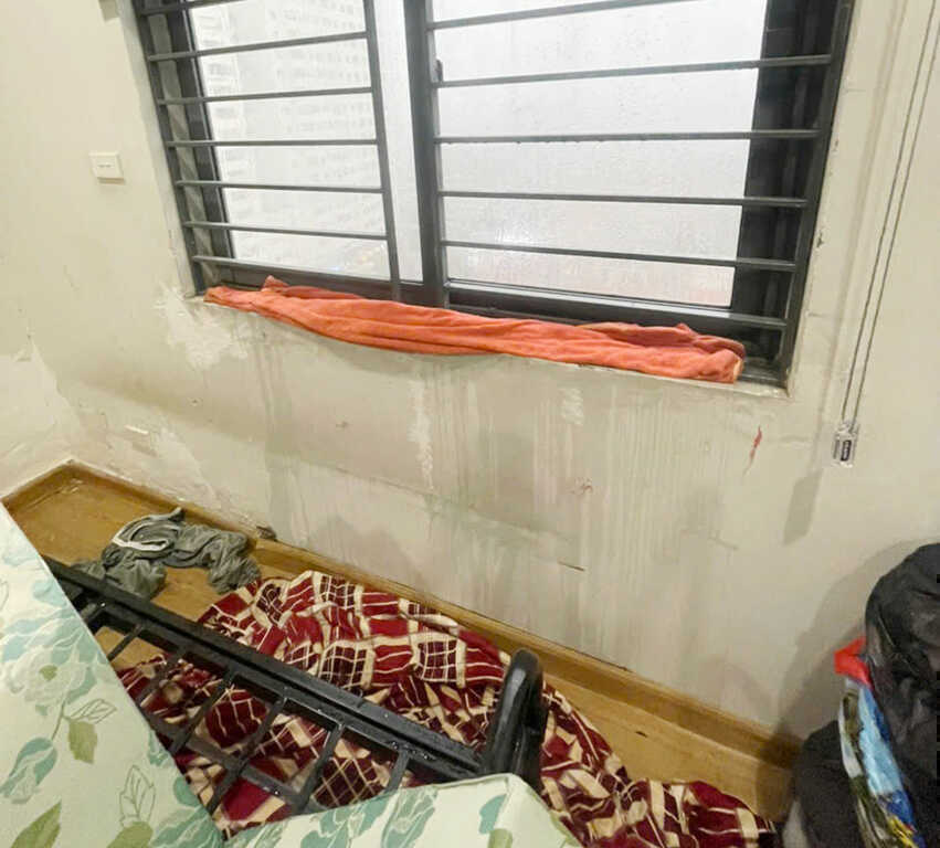 Mưa kéo dài, nước tràn qua cửa sổ căn hộ, cách nào xử lý?