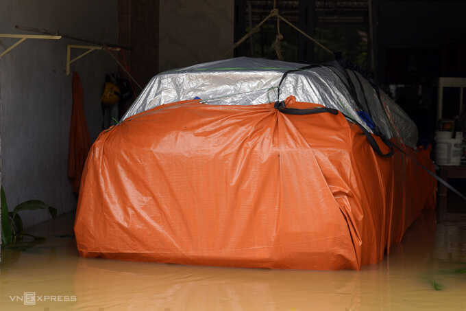 Ôtô thoát ngập nước nhờ dùng bạt bọc kín