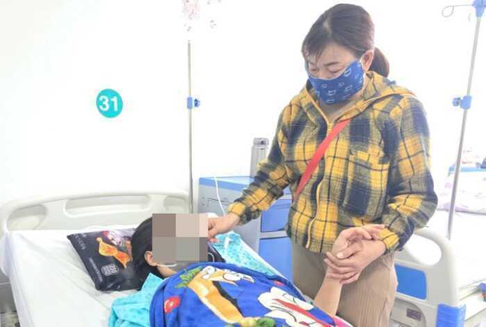 Cô gái nguy kịch vì chi chít sỏi thận, nêu lý do nơi làm việc `cấm đi vệ sinh`